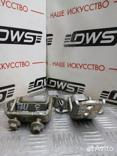 Петля двери Nissan Primera P12 QG18DE