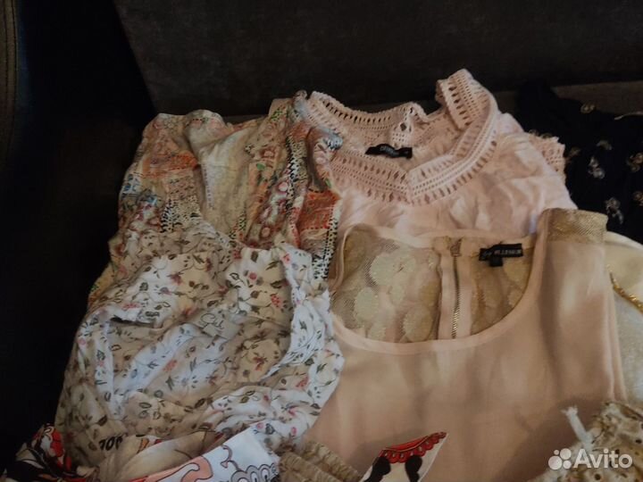 Пакетом 16 блузок, юбка и бомбер на sm