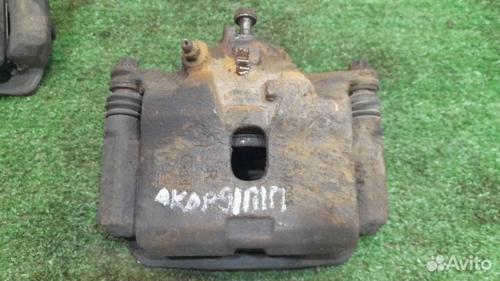 Суппорт передний правый Honda Accord 5 англия 2.0