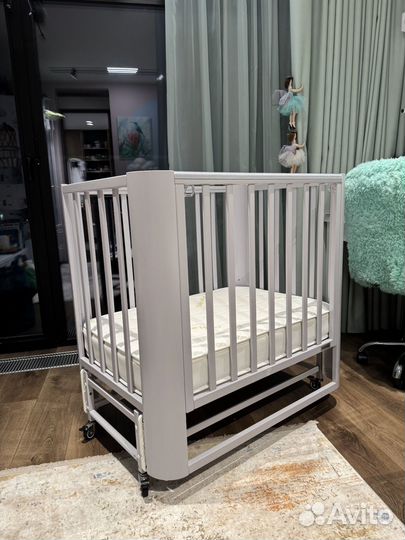 Детская кроватка с маятником