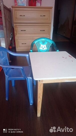 Детский столик и 2 стульчика