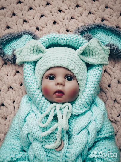 Вязаный комбинезон, шапки, чепчики для детей