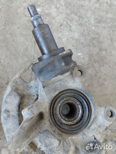 Левый кулак Nissan Primera P10