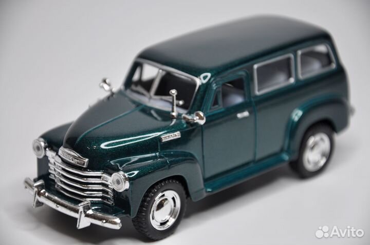 Модель автомобиля Chevrolet Suburban 1950 металл