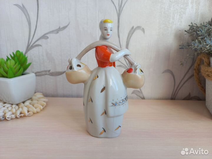 Девушка с грибами (трещина)