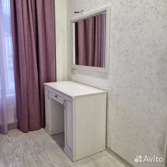 Туалетный столик с зеркалом фирмы Lazurit