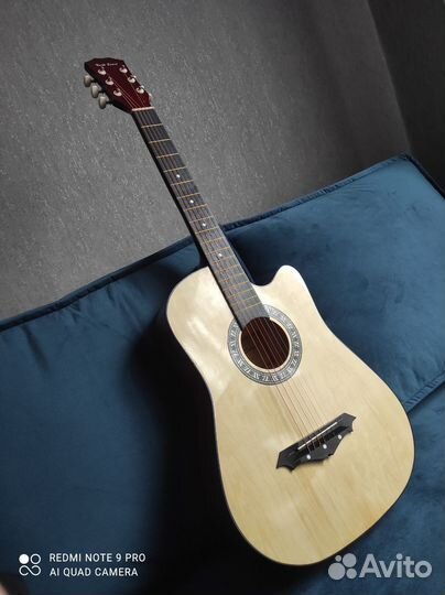 Акустическая гитара