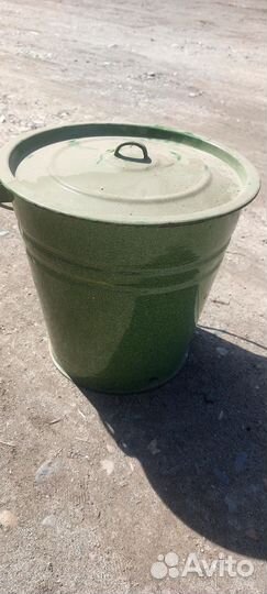 Эмалированное ведро с крышкой