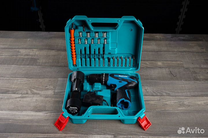 Шуруповерт с набором