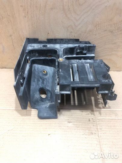 Кронштейн блока предохранителей Volkswagen Passat