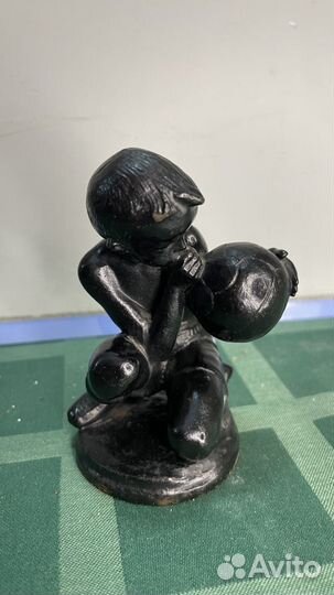 Статуэтка Мальчик надувающий мяч