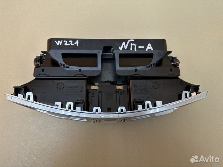 Дефлектор обдува центральный Mercedes W221