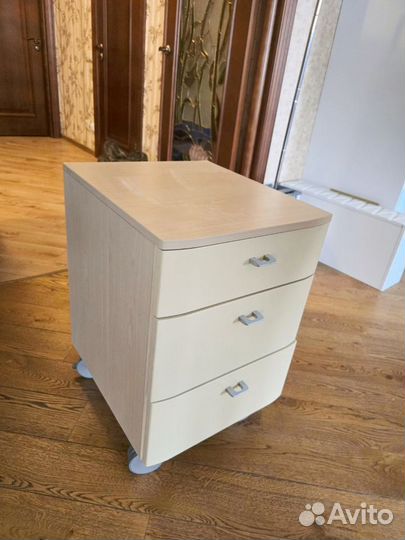 Тумба на колесах