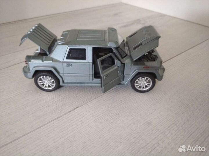 Игрушечная машинка