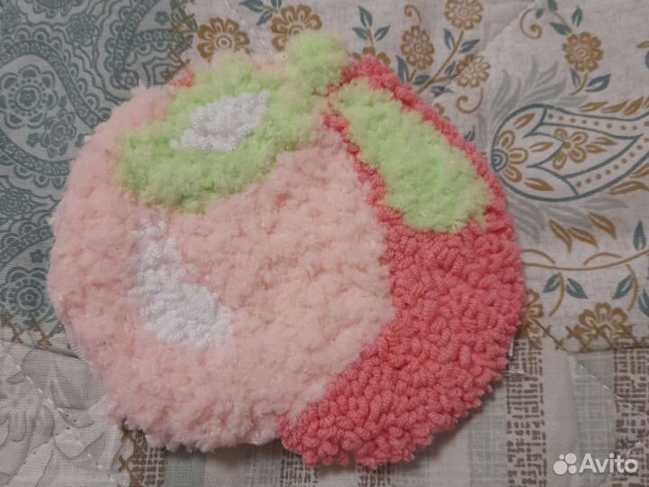 Ковровая вышивка персик