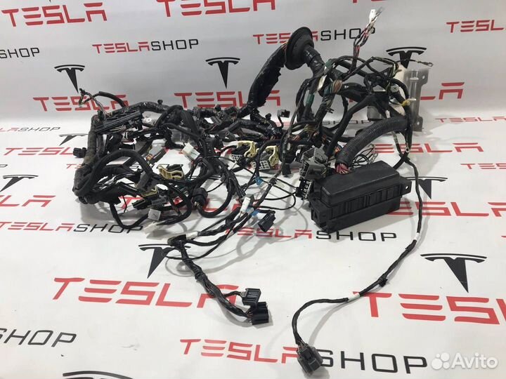 Электропроводка приборной панели кузова Tesla