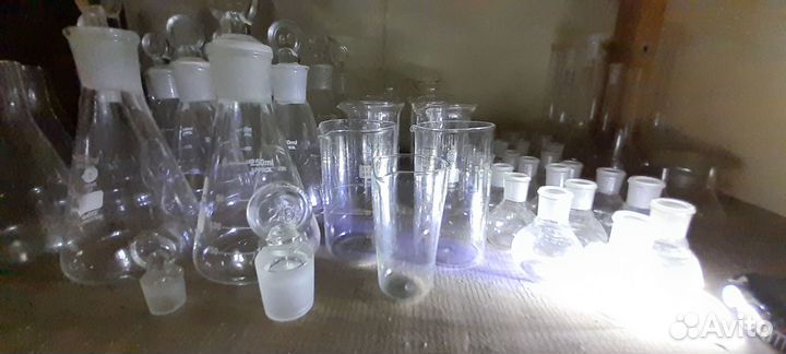 Посуда лабораторная: колбы, воронки, стаканы