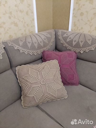 Вязанные подушки, салфетки, конфетница, цветы