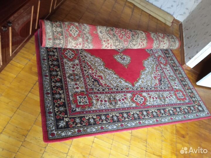 Отдам бесплатно ковры вместе со стенкой и шкафом