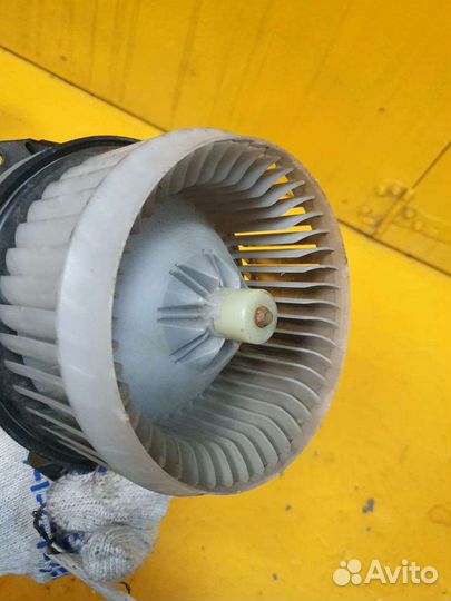 Моторчик печки вентилятор салона toyota vitz SCP10