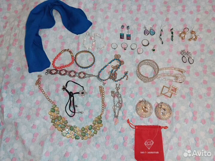 Набор косметики и украшений