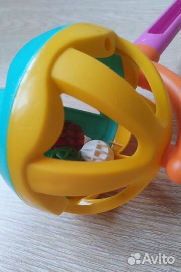 Игрушка каталка шар с ручкой и погремушкой внутри