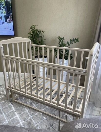 Детская кроватка с поперечным маятником