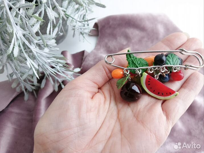 Брошь с ягодами