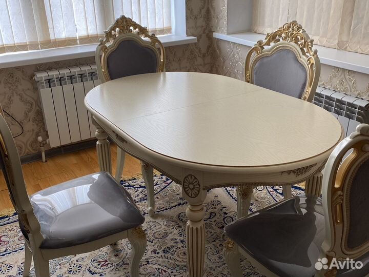 Кухонный стол и стулья,состояние новое