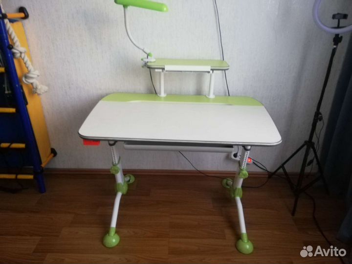 Письменный стол для школьника