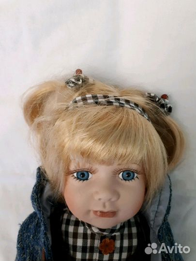 Кукла фарфоровая