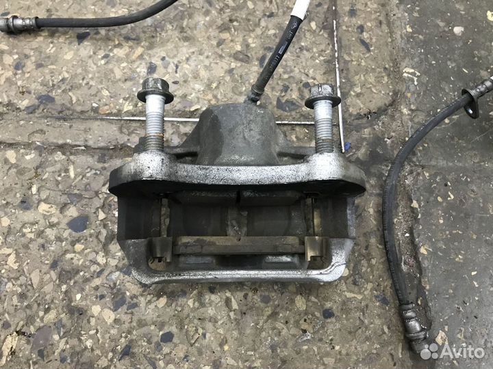 Суппорт передний правый Chevrolet Camaro V 10-15