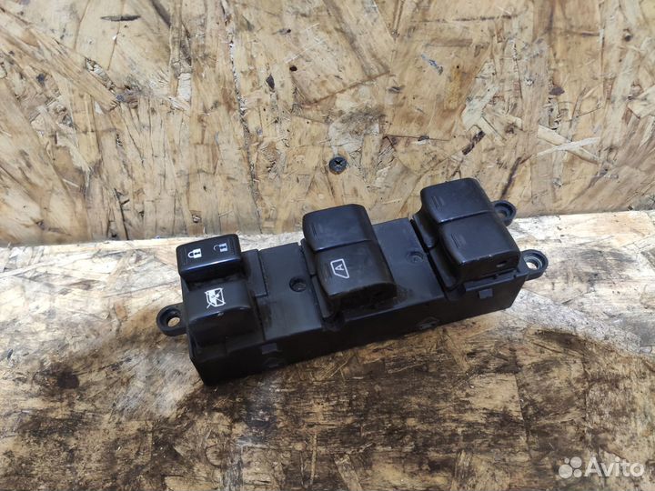 Блок управления подъемниками Nissan Tiida C11