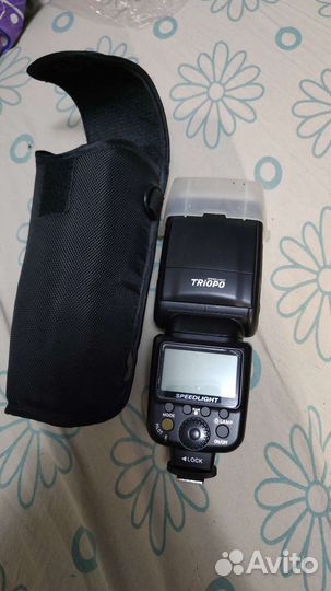 Фотовспышка Triopo SpeedLight TR-950 универсальная