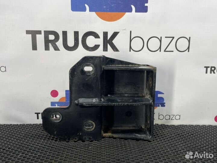 81416145000 Кронштейн усилителя бампера правый