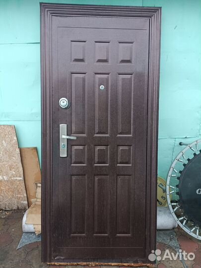Дверь входная металлическая б/у
