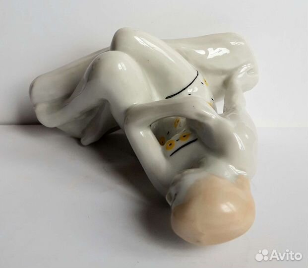 Фарфоровая статуэтка Сысерть. Девушка на пляже