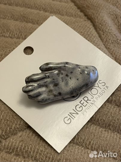 Керамическая брошь