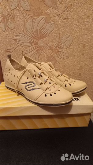 Кроссовки женские