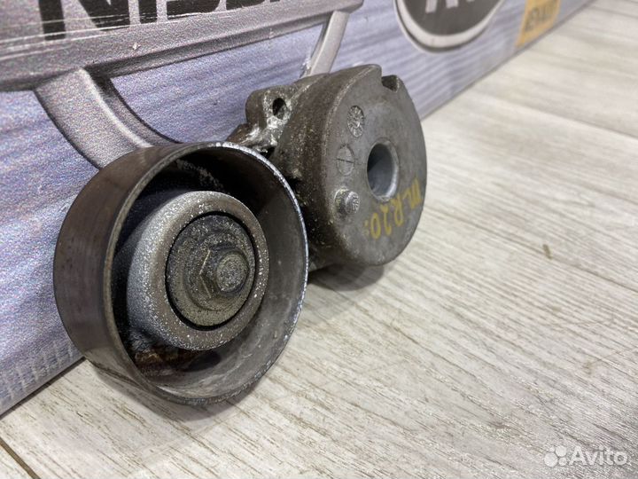 Ролик приводного ремня Натяжной обводной Nissan qa