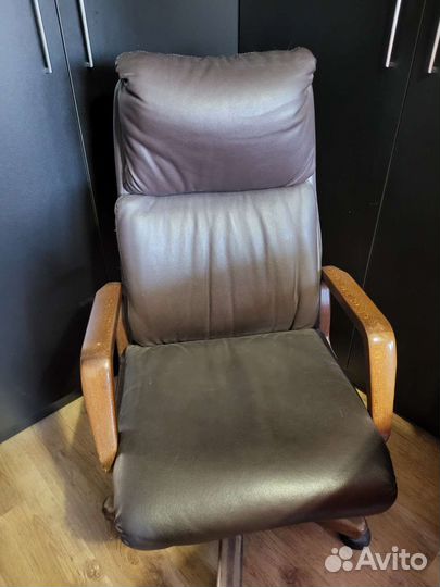 Кожаное кресло руководителя бу