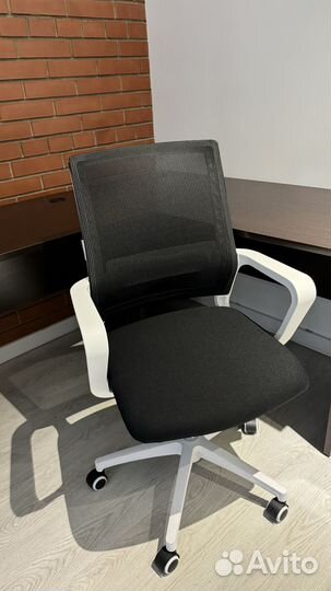 Два компьютерных стула письменный стол