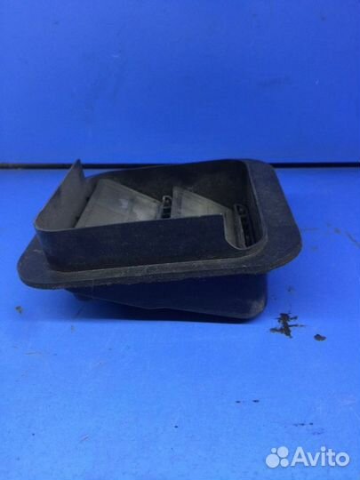 Воздуховод багажника 1шт