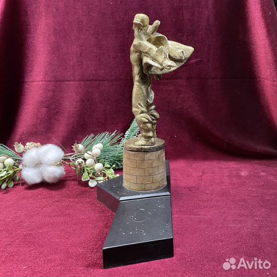 Статуэтка Памятник героям стратонавтам старинная