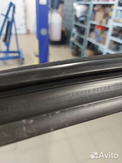 Направляющая правого переднего стекла VW Passat B8