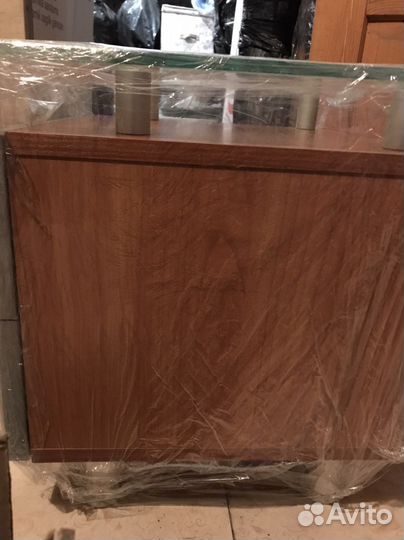 Тумбочка со стеклянным верхом