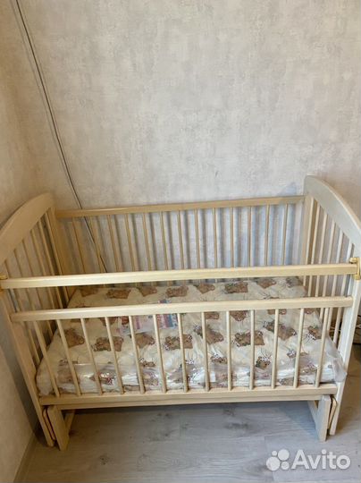 Кровать детская с маятником (с новым матрасом)