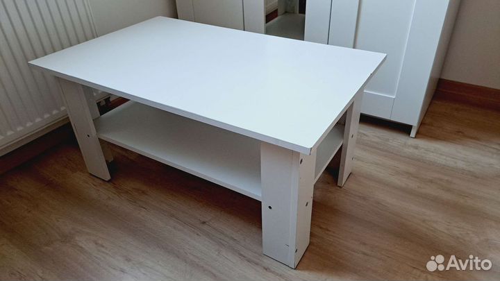 Журнальный столик белый