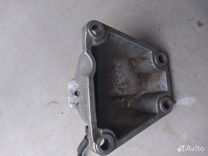 Кронштейн двигателя правый 2.4 V6 для Audi A6 (C5)