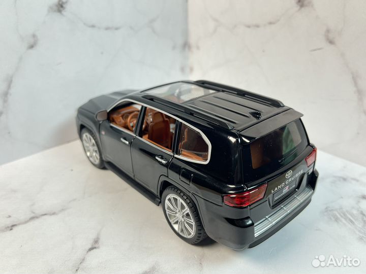 Модель машины Toyota Land Cruiser 300 1:24